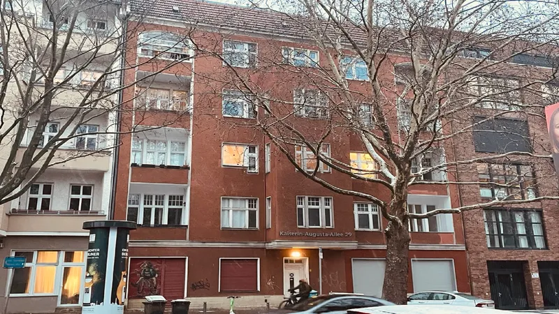 Berlin Provisionsfrei komplett saniert bezugsfertig zu vermieten in Charlottenburg — photo 1